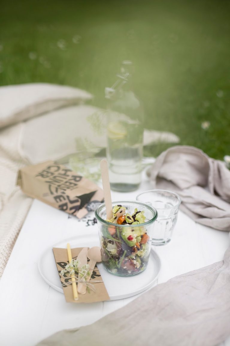 Picknick mit Reissalat und weißem Schokoladenmilchreis mit Erdbeeren