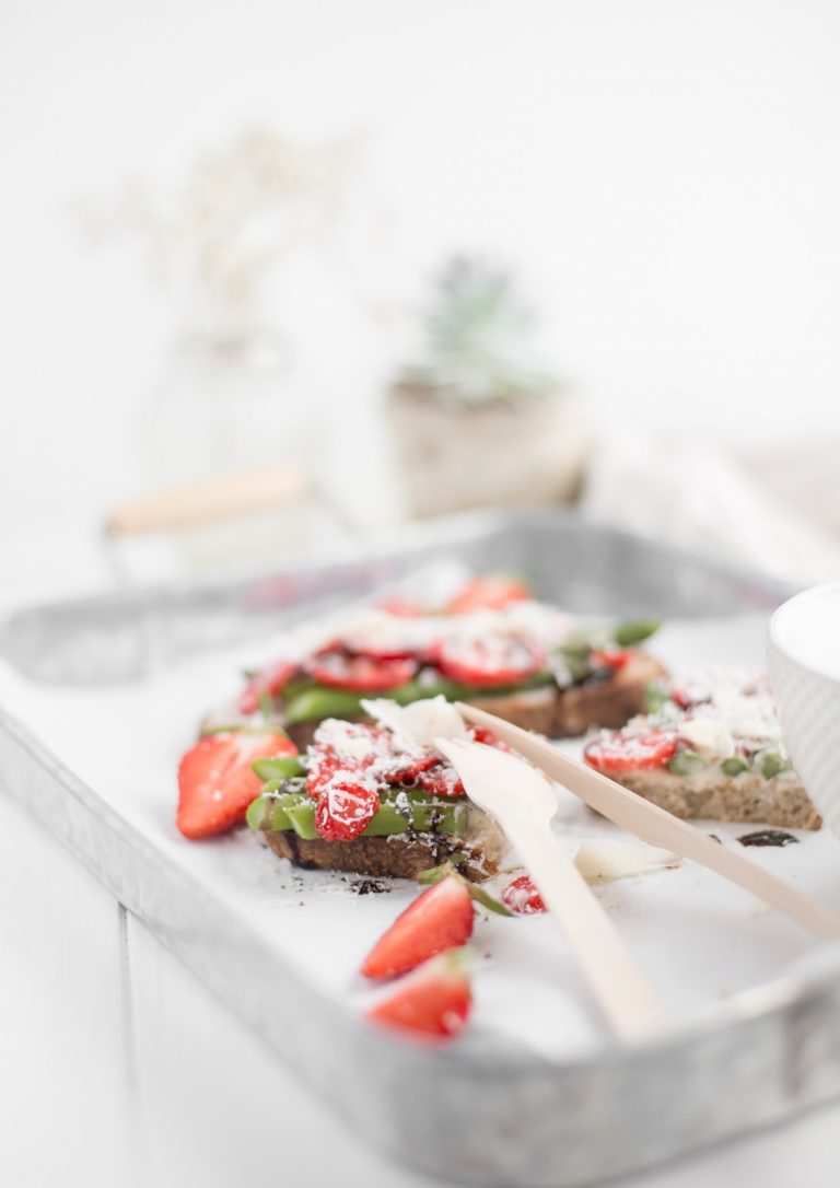 Summer Bread – mit grünem Spargel und Erdbeeren