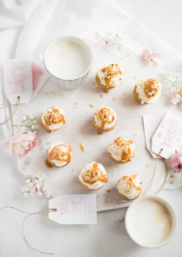 Mini Cupcakes mit Sahne und Karamellsoße