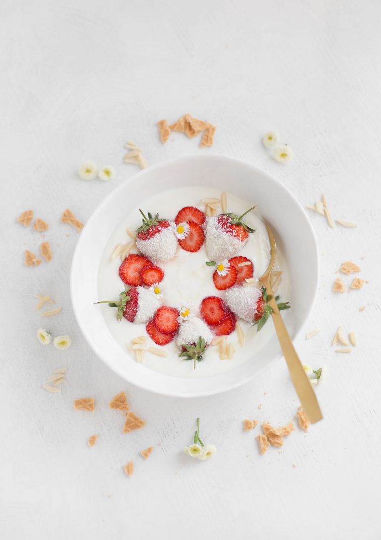 Holunderjoghurt mit Erdbeeren