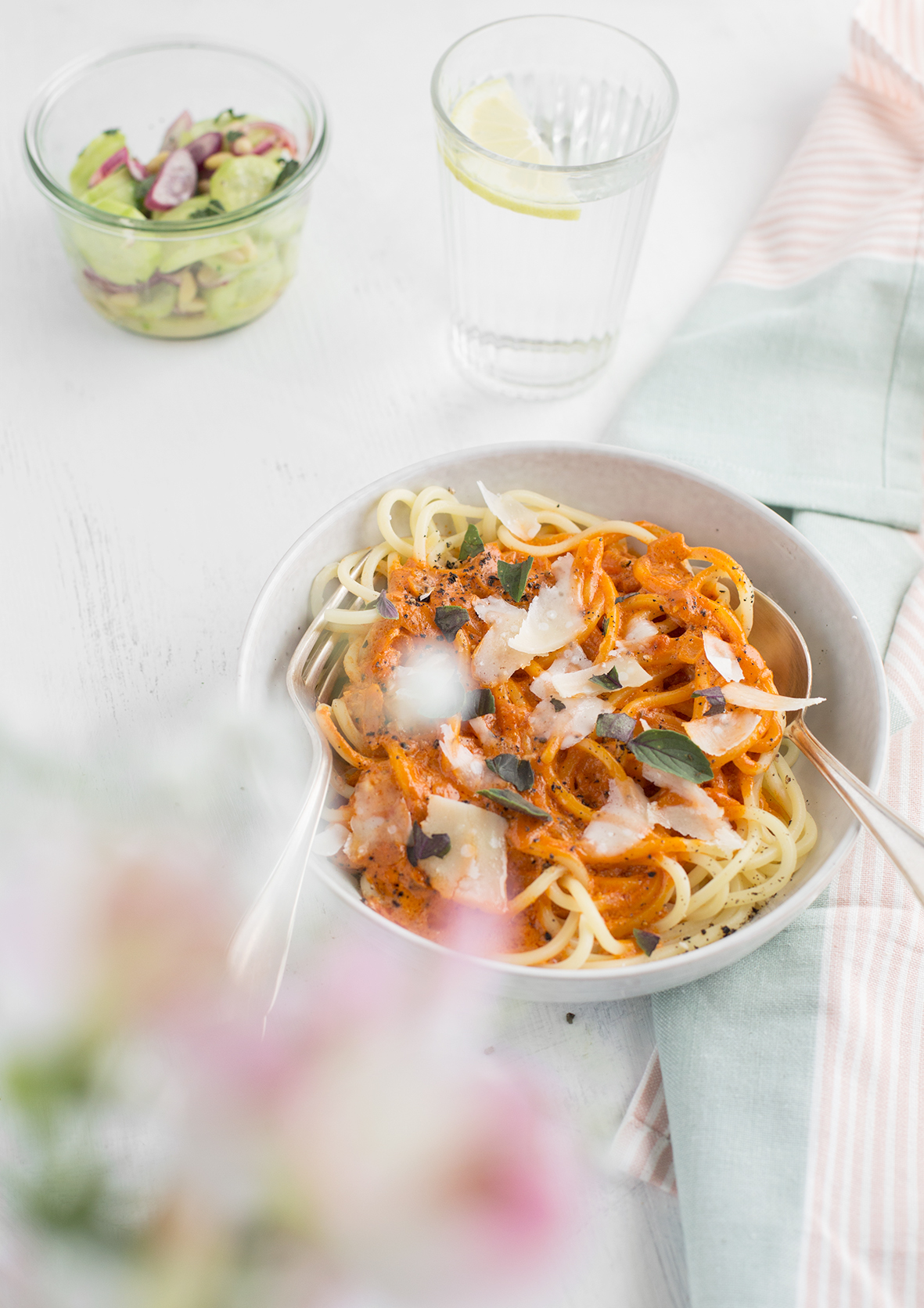 Pasta mit cremiger Sahnesoße & Gurkensalat – detail lovin Pasta mit cremiger Sahnesoße & Gurkensalat – detail lovin
