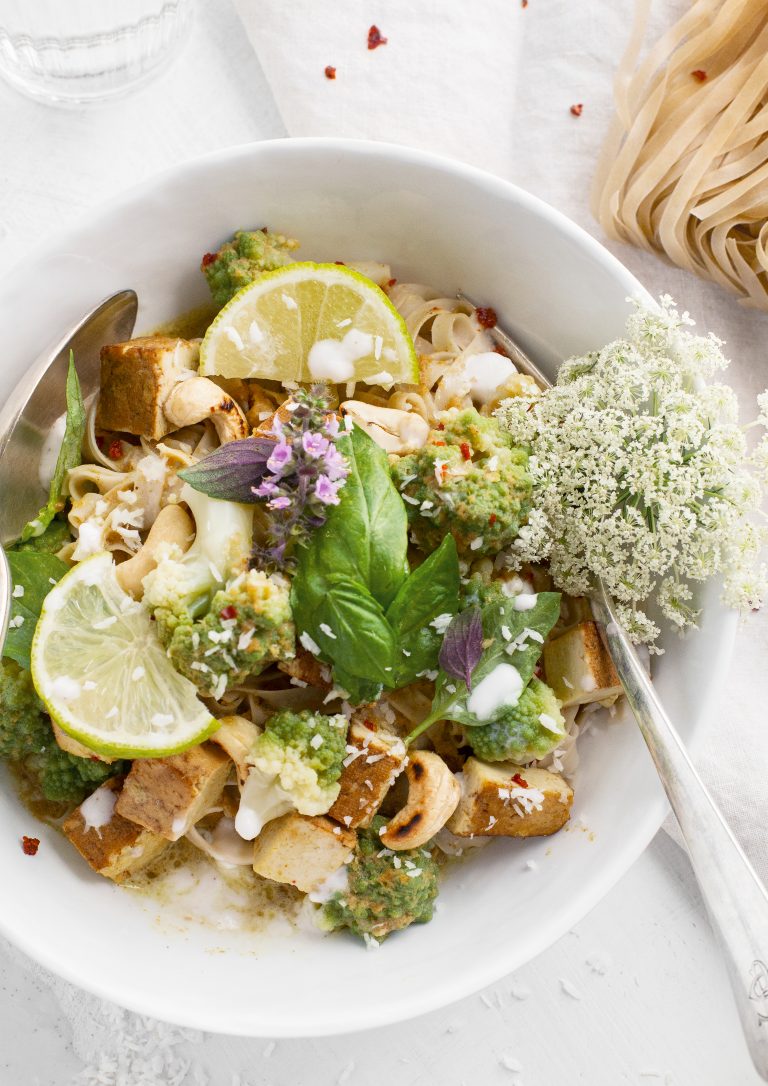 Easy veganes grünes Curry mit braunen Reisnudeln und Romanesco