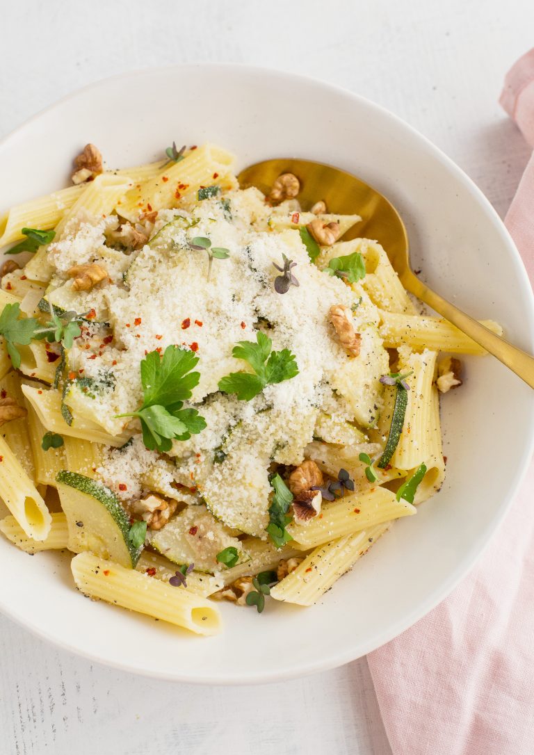 Easy glutenfreie und vegane Pasta mit Zucchini-Trüffel-Cashewsoße