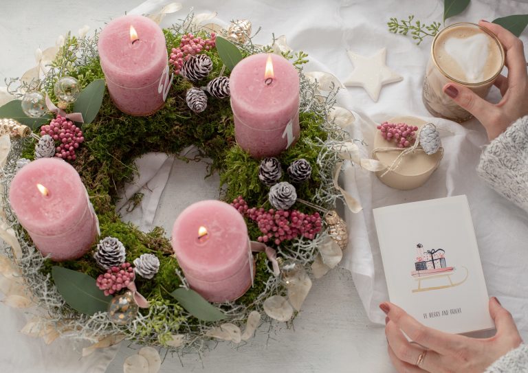 Adventskranz aus Moos mit Silberblatt und rosa Pfeffer  DIY