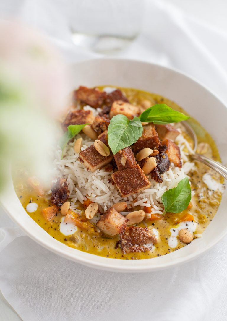 Veganes Süßkartoffel Curry mit Reis und mariniertem Tofu