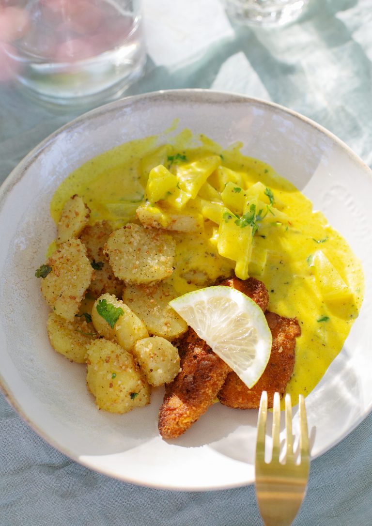 Kohlrabigemüse in buttriger Curry-Kurkuma-Soße mit Semmelbrösel – kartoffeln