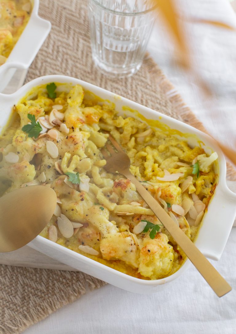 Spätzleauflauf mit Curry-Blumenkohl und Käse überbacken