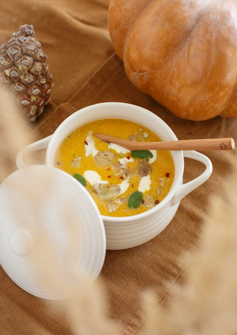 Wärmende Kürbis-Kartoffel Suppe mit Maronen und Salbei
