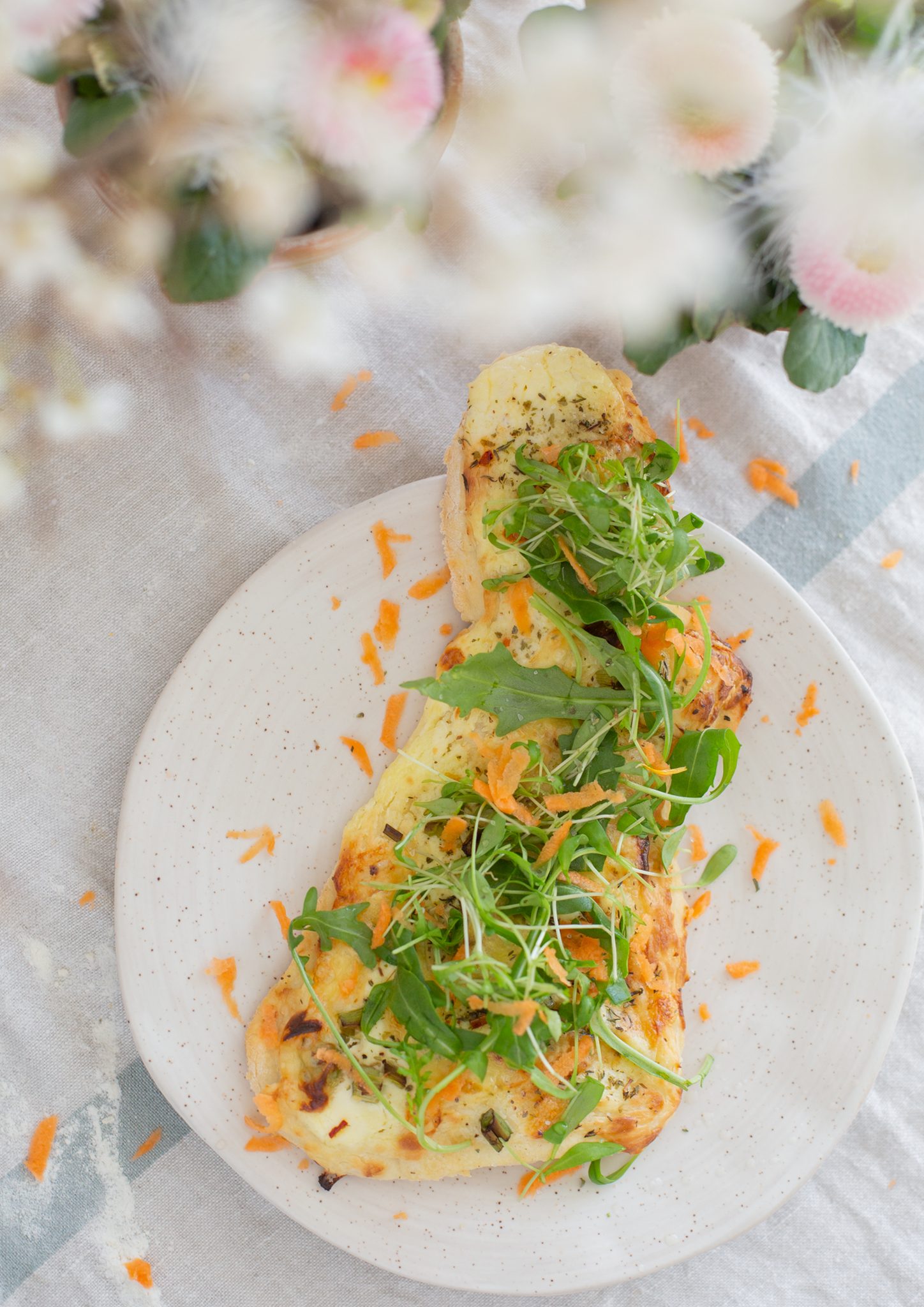 Köstliche weiße Pizza in Osterhasenform – detail lovin
