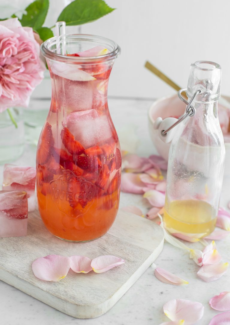 Erdbeer Cooler mit Zitronensirup & Rosenblättern