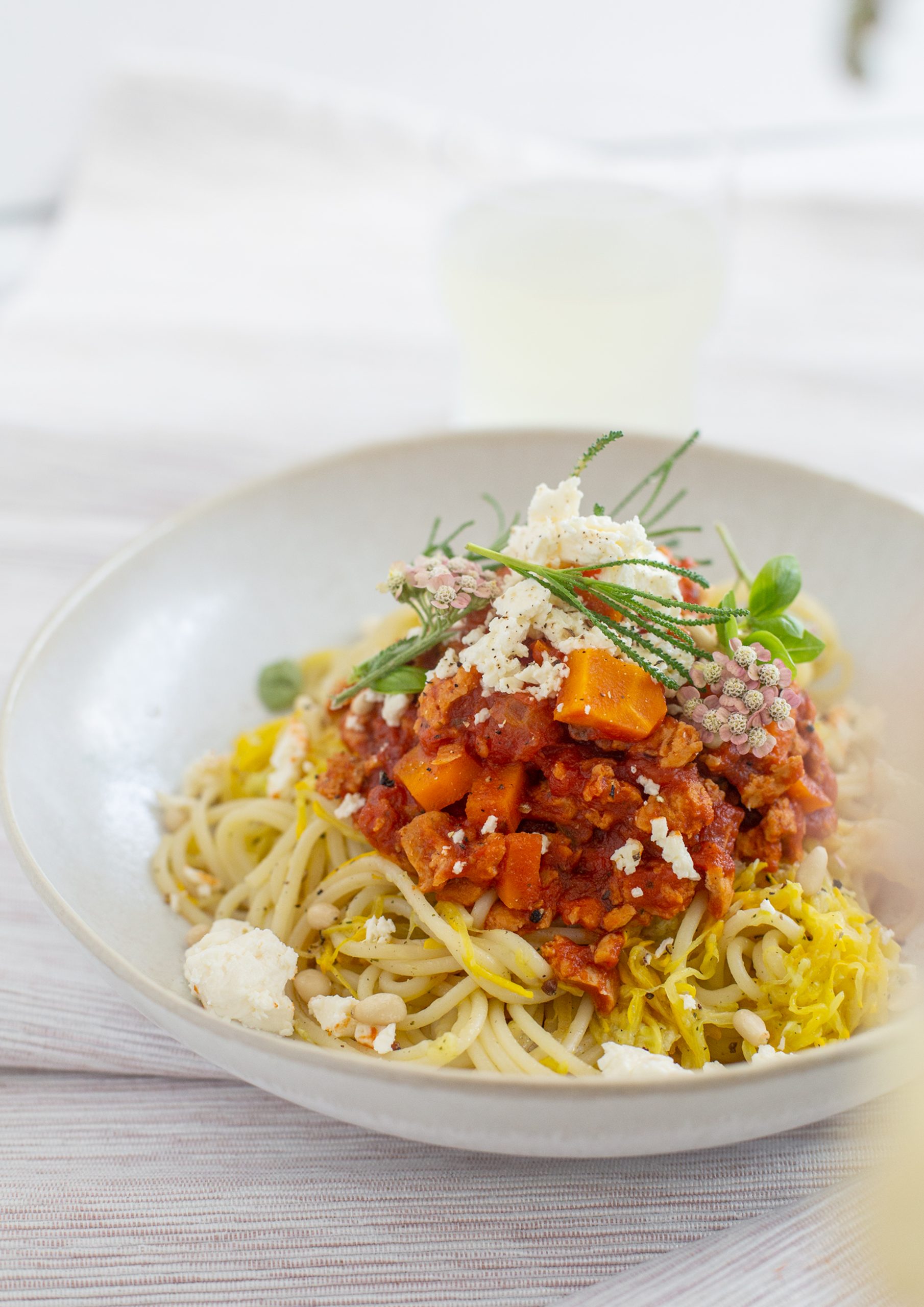 Spaghetti mit gelber Zucchini und Veggie Bolognese
