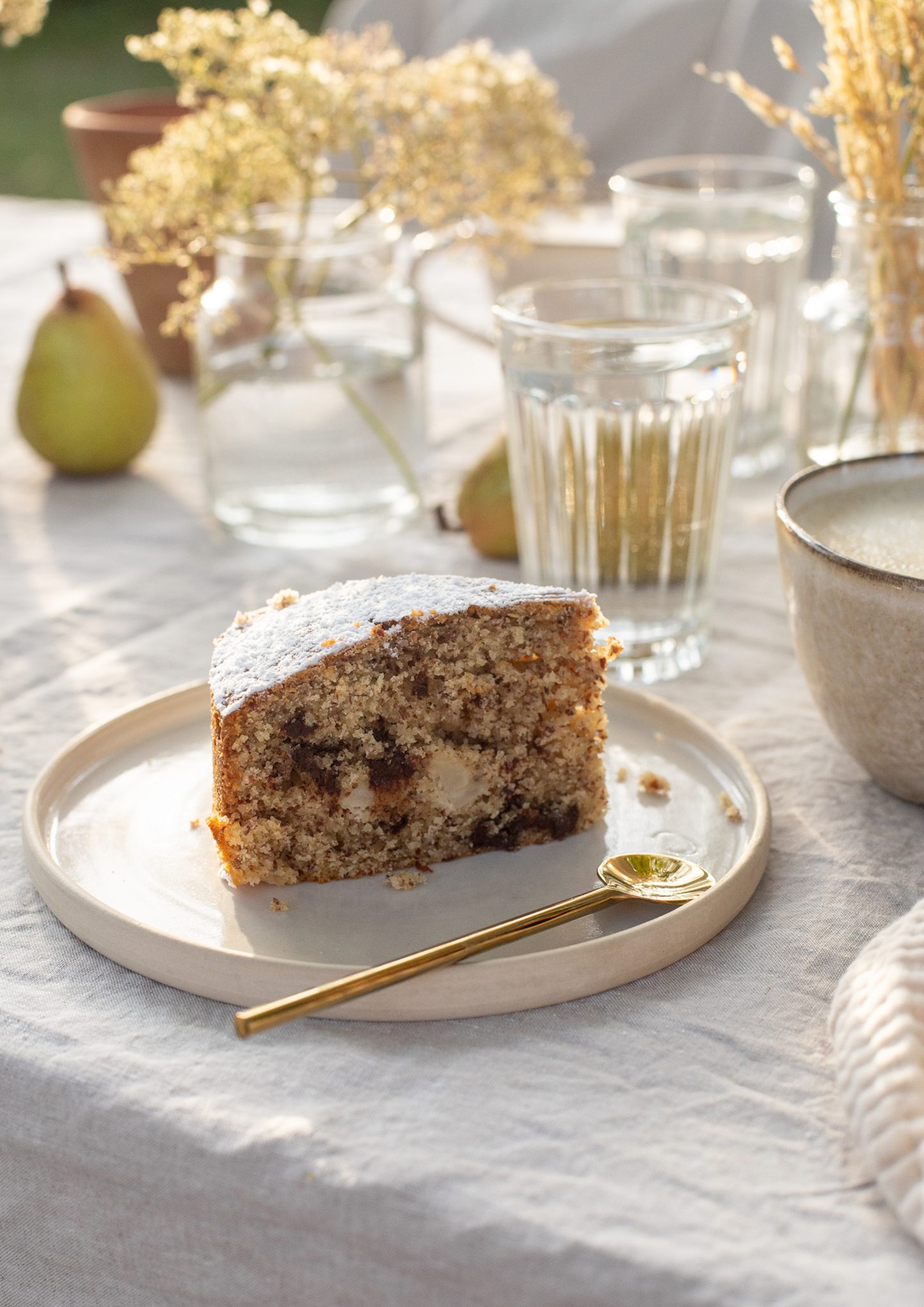 Kaffeezeit im Garten mit köstlichem Mandel-Schoko-Birnen-Kuchen Kaffeezeit im Garten mit köstlichem Mandel-Schoko-Birnen-Kuchen