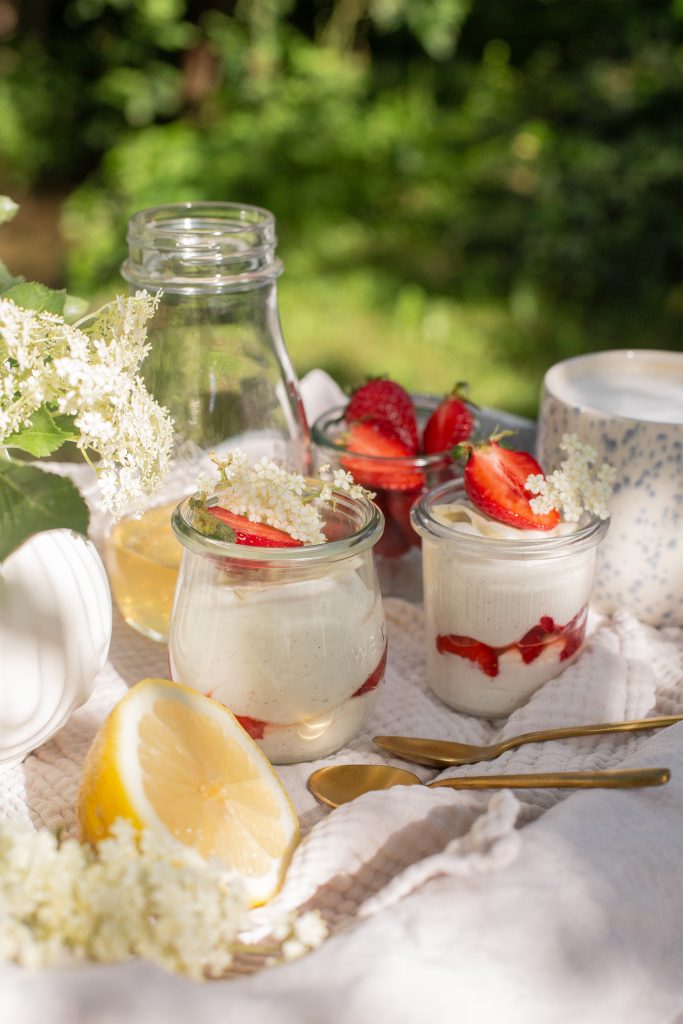 Easy Holunderquark mit Lemon Curd und Erdbeeren – detail lovin