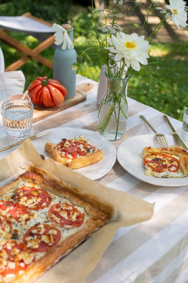 Blätterteig mit Kräutercreme und Ochsenherztomaten – detail lovin