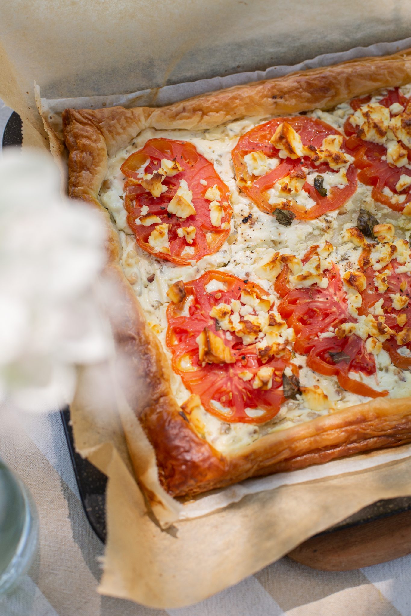 Blätterteig mit Kräutercreme und Ochsenherztomaten – detail lovin