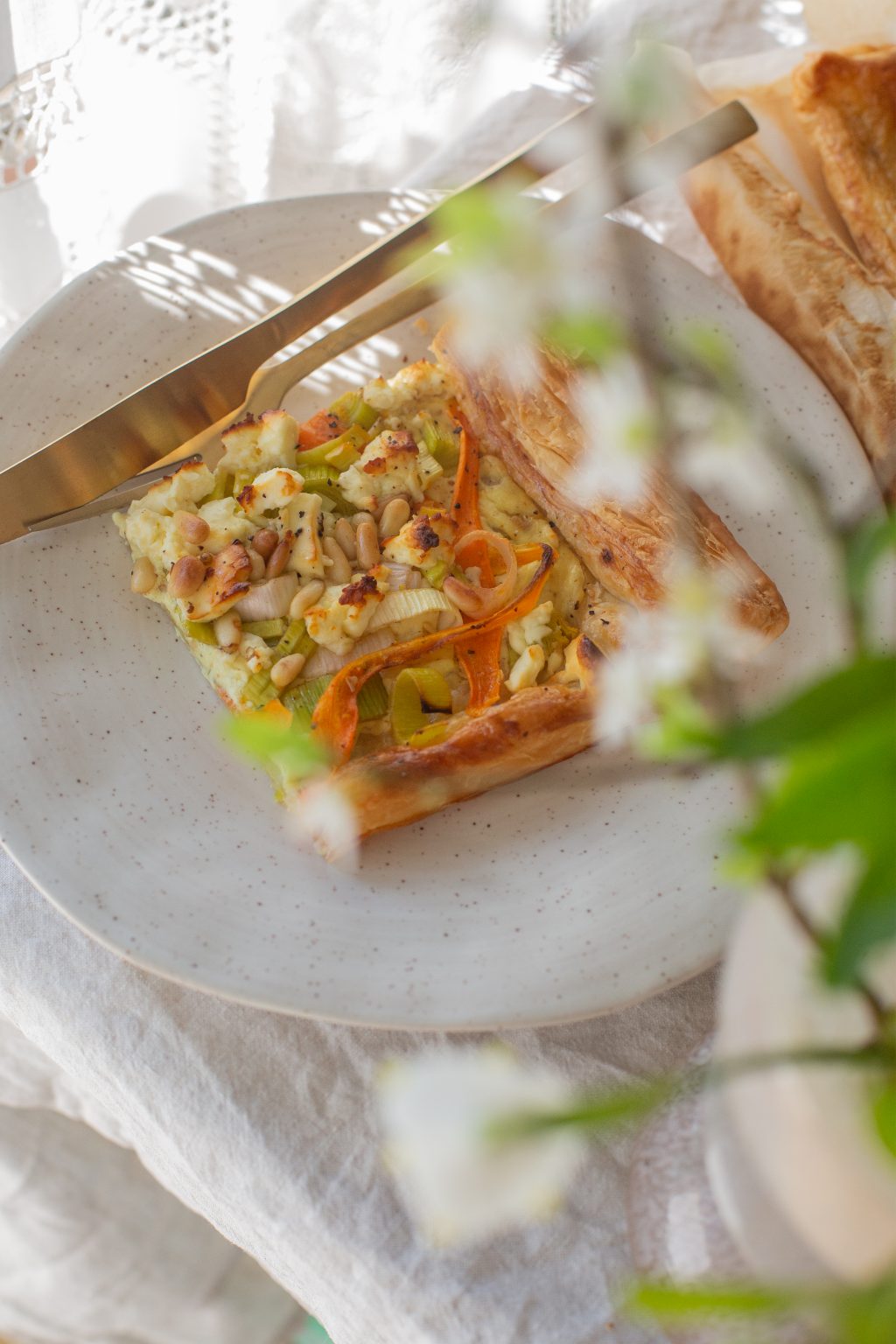 Schnelles Blätterteig Rezept mit Senfcreme, Lauch-Karottengemüse ...