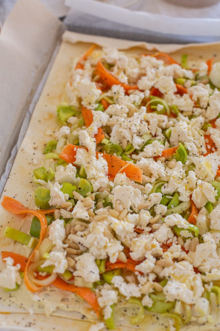 Schnelles Blätterteig Rezept mit Senfcreme, Lauch-Karottengemüse ...