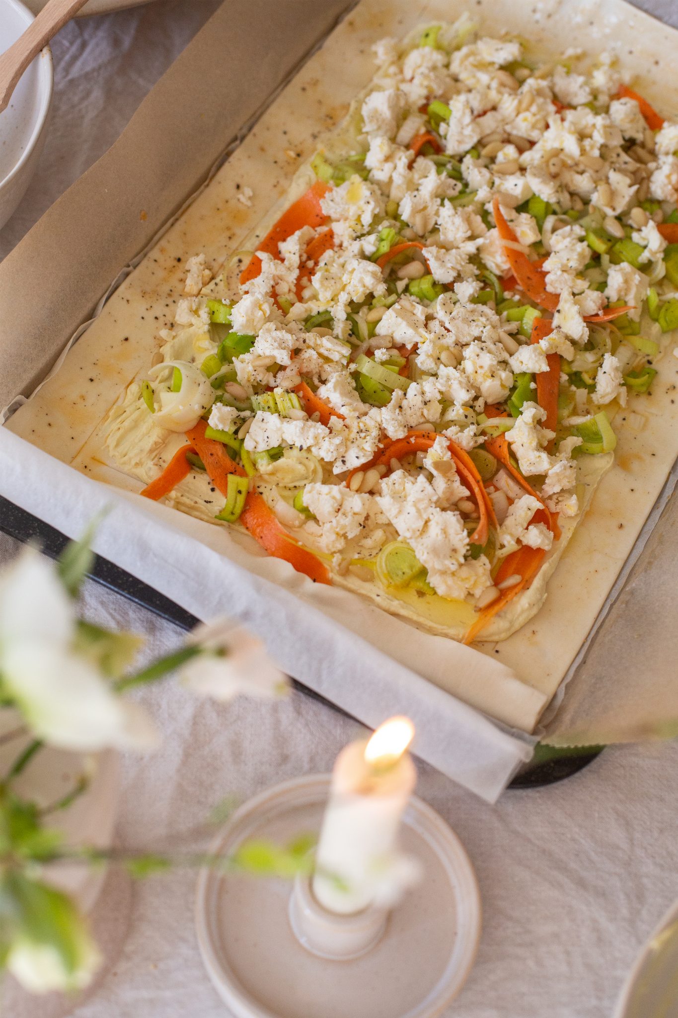 Schnelles Blätterteig Rezept mit Senfcreme, Lauch-Karottengemüse ...