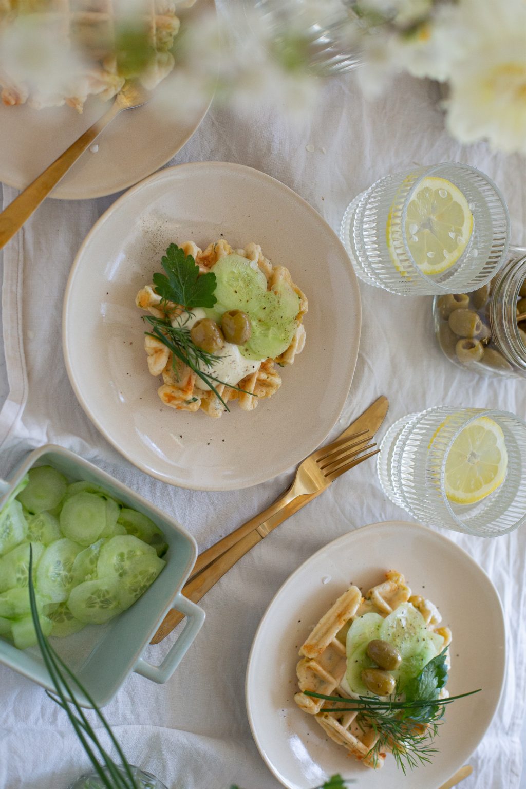 Easy Kräuter-Käse-Waffeln mit Joghurt Dip – detail lovin