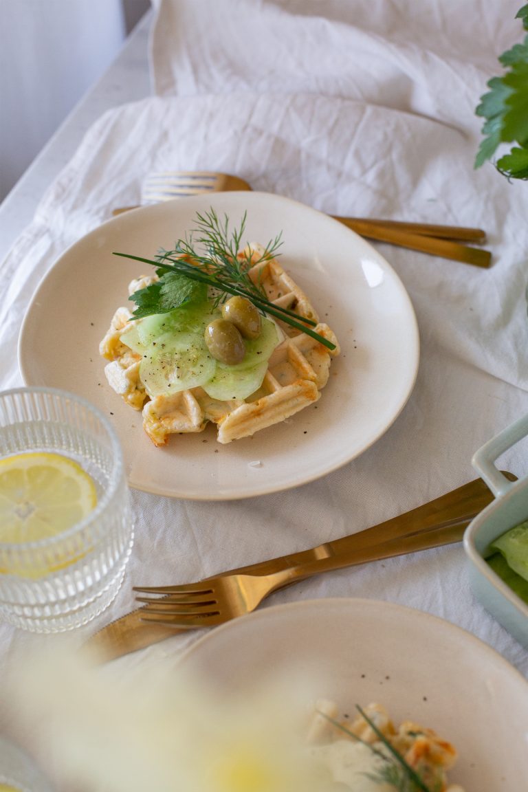 Easy Kräuter-Käse-Waffeln mit Joghurt Dip – detail lovin