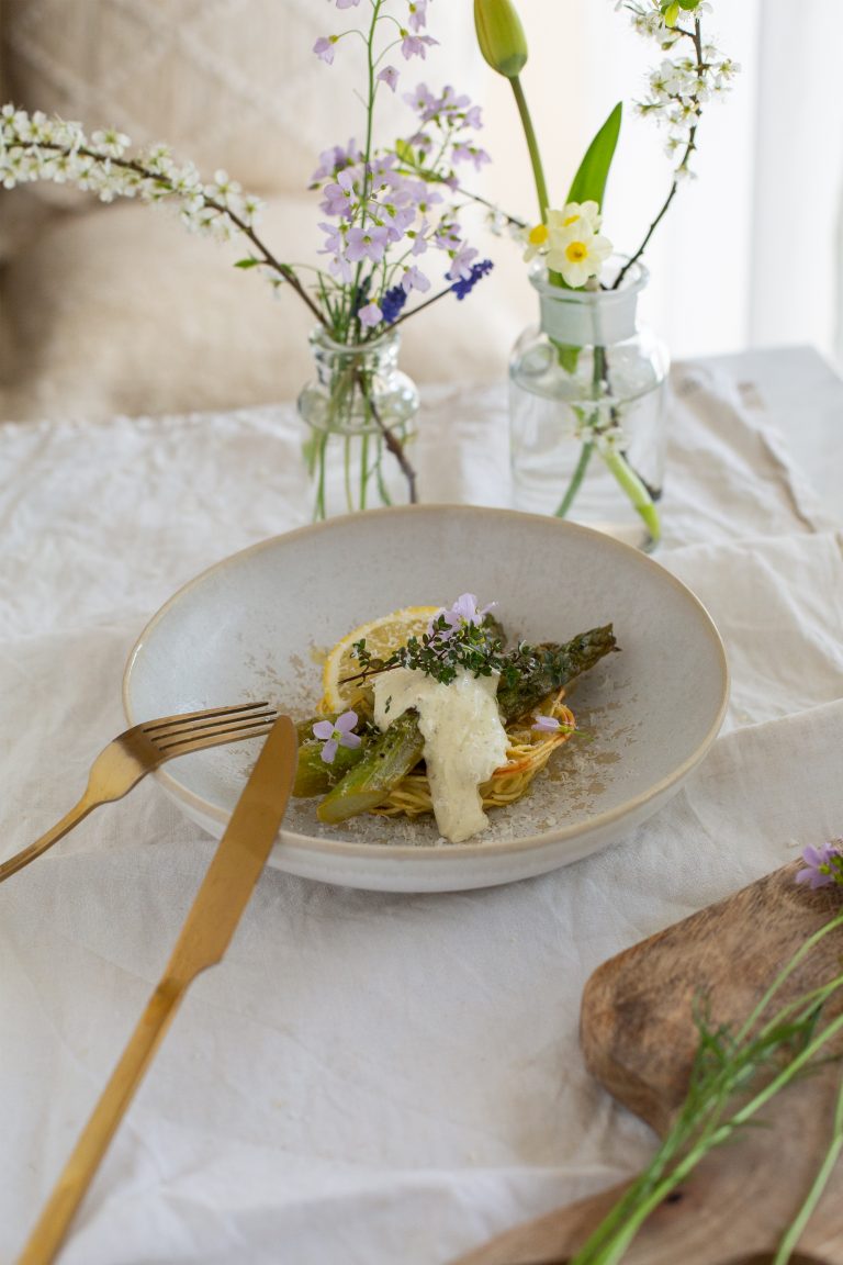 Spaghetti-Nester mit Spargel und Zitronen-Butter-Soße – detail lovin