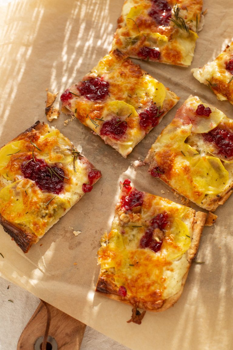 Kartoffel Rosmarin Käse Flammkuchen mit Preiselbeeren 
