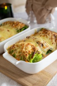 Gefüllte Wirsingrouladen mit Veggie Hack und Linsen, mit Käse überbacken