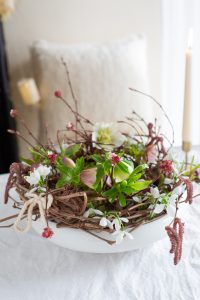 Zauberhaftes Blumen Arrangement mit Frühblühern