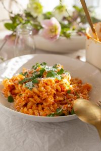 Vollmundige vegane Karottensoße mit Frühlingszwiebeln