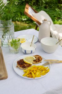Panko-Zitronen-Kohlrabischnitzel mit Kartoffelspalten